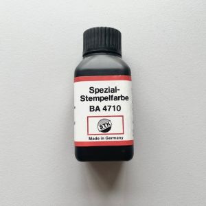 Röd snabbtorkande färg för metall