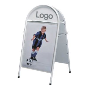 Gatupratare med toppskylt