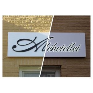 Belyst fasadskylt med Coronaeffekt