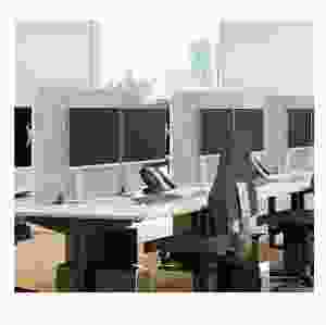 Ljudabsorberande separationsvägg för skrivbord