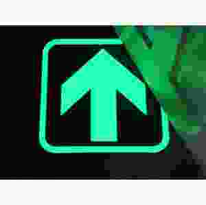 Stor självlysande pil för utrymningsvägar 40 x 40 cm