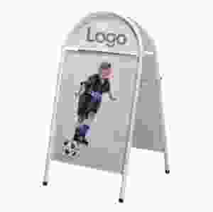 Gatupratare med toppskylt