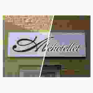 Belyst fasadskylt med Coronaeffekt